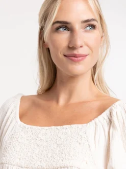 Blouse brodée blanc cassé femme