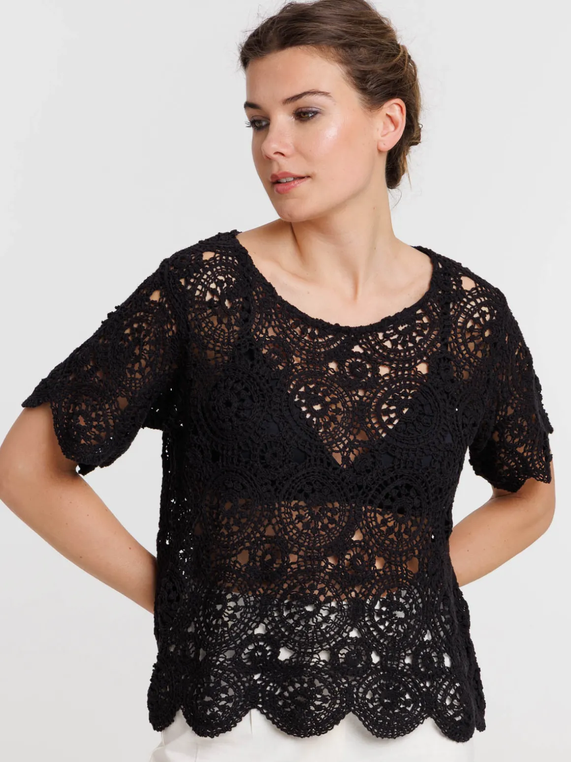 Blouse noire en crochet femme