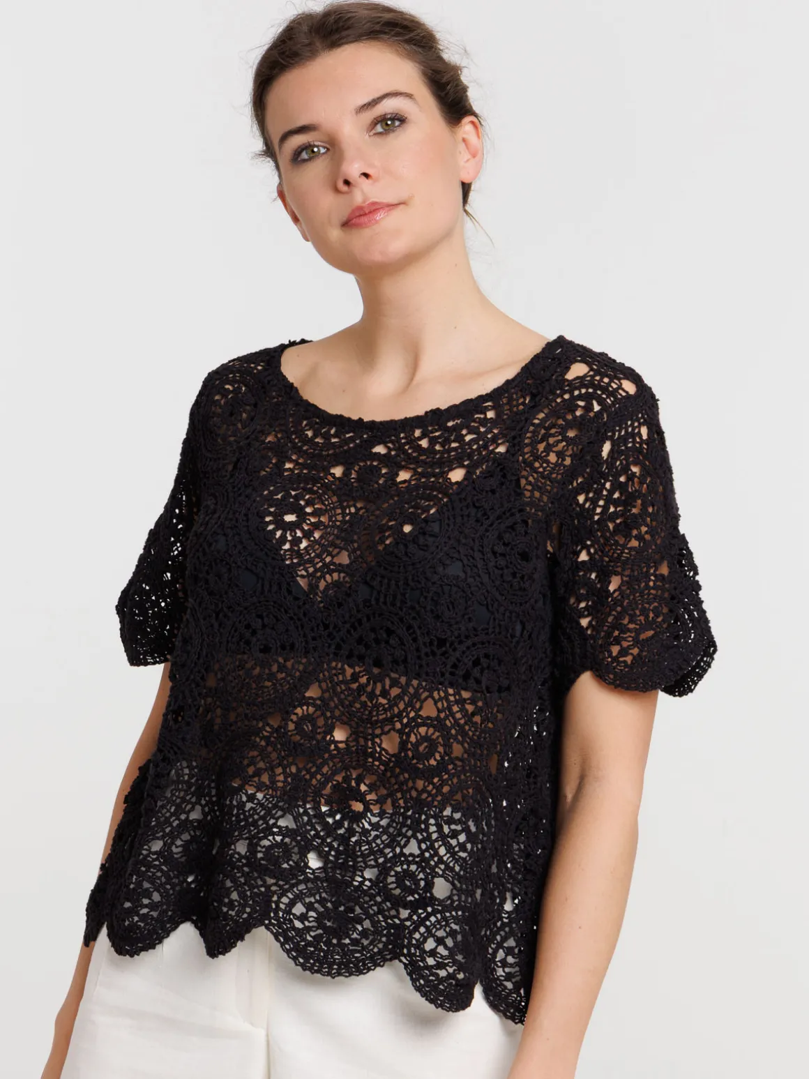 Blouse noire en crochet femme