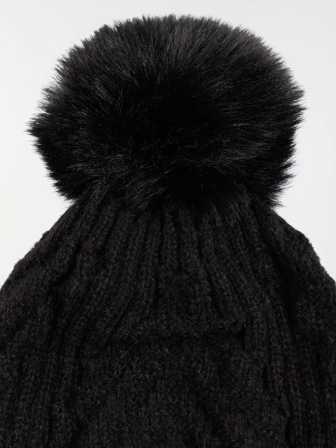 Bonnet noir torsadé pompon fille