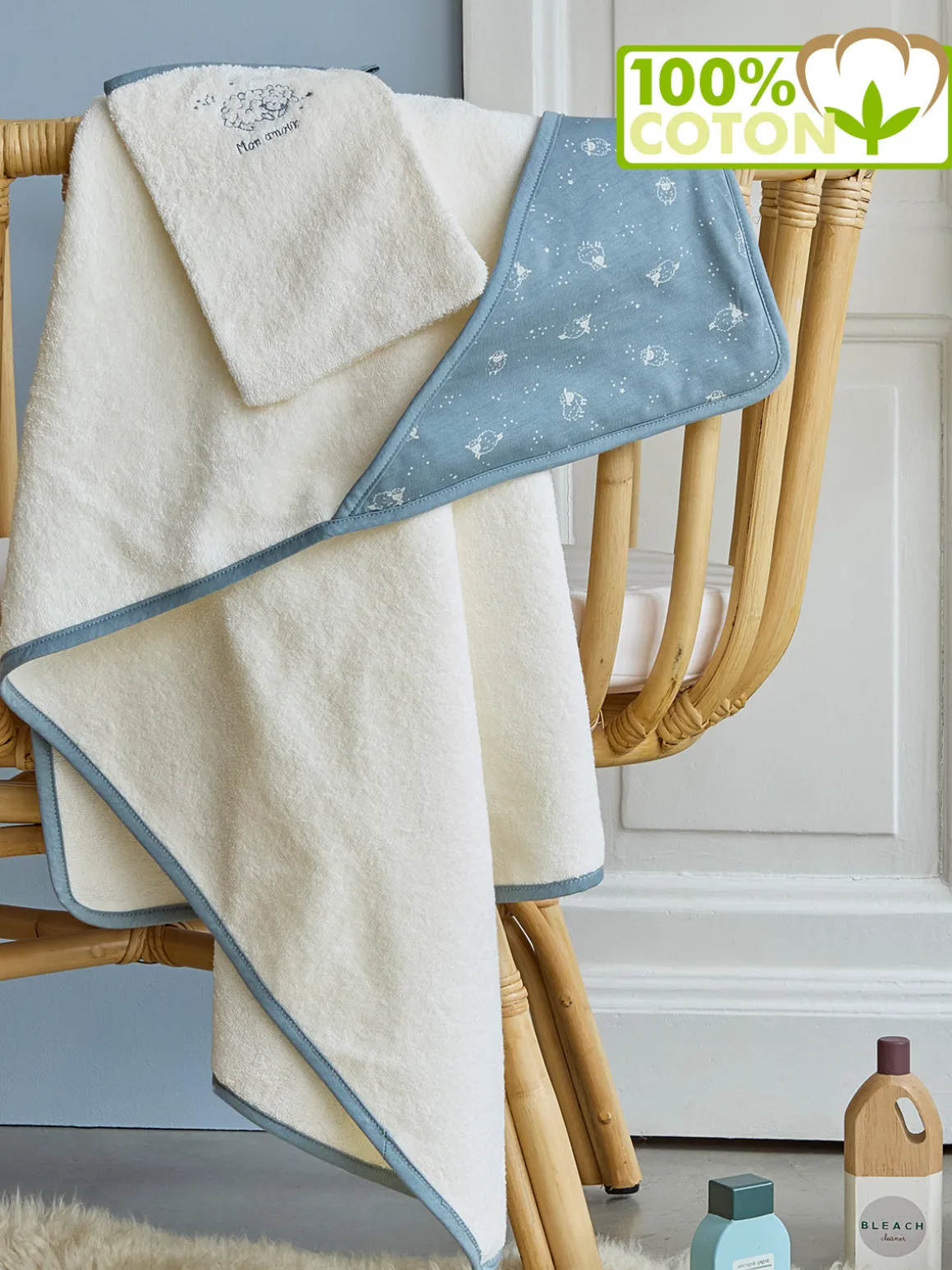 Cape de bain et gant bleu bébé