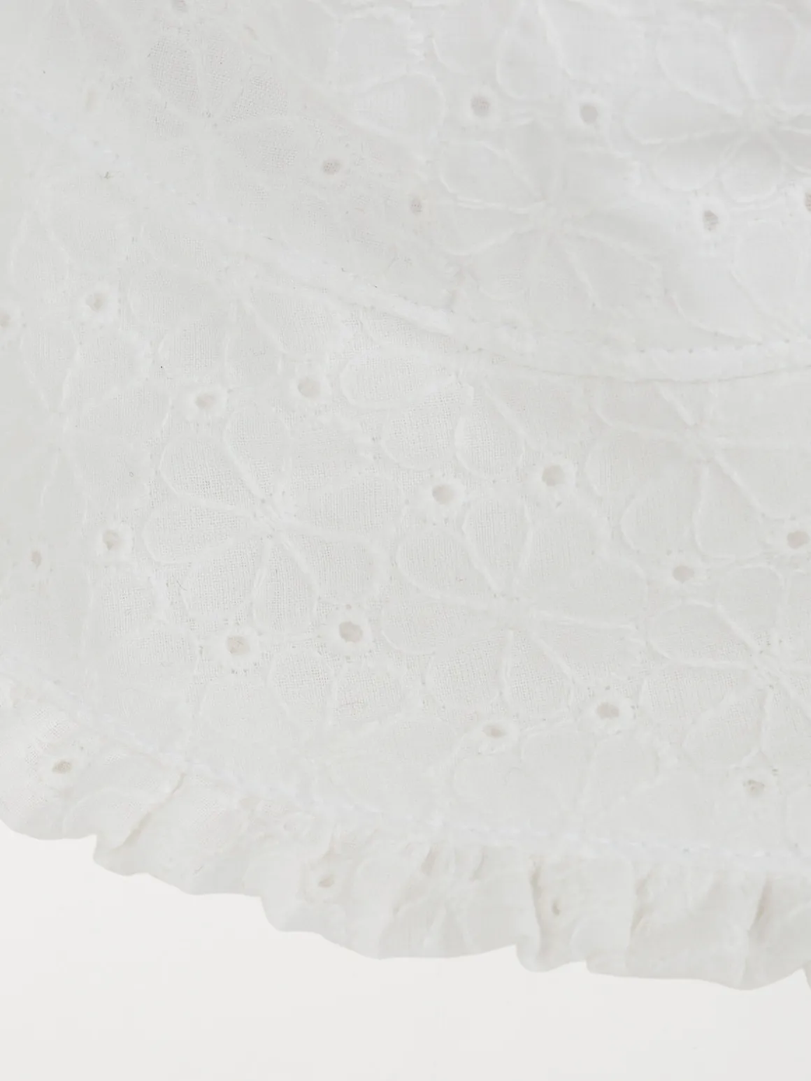 Chapeau en broderie anglaise bébé fille