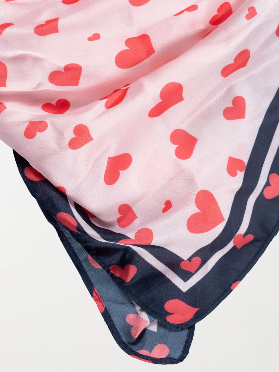 Foulard satiné coeurs rouges femme