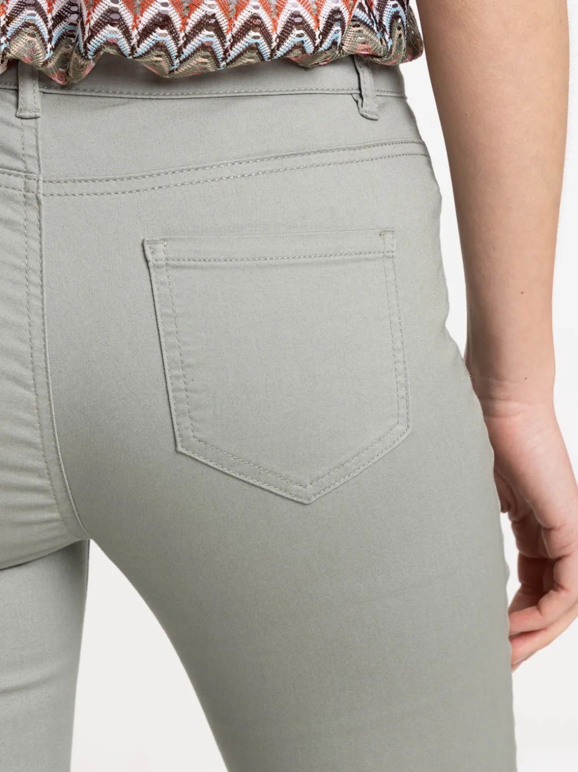 Pantacourt coloris vert grisé femme