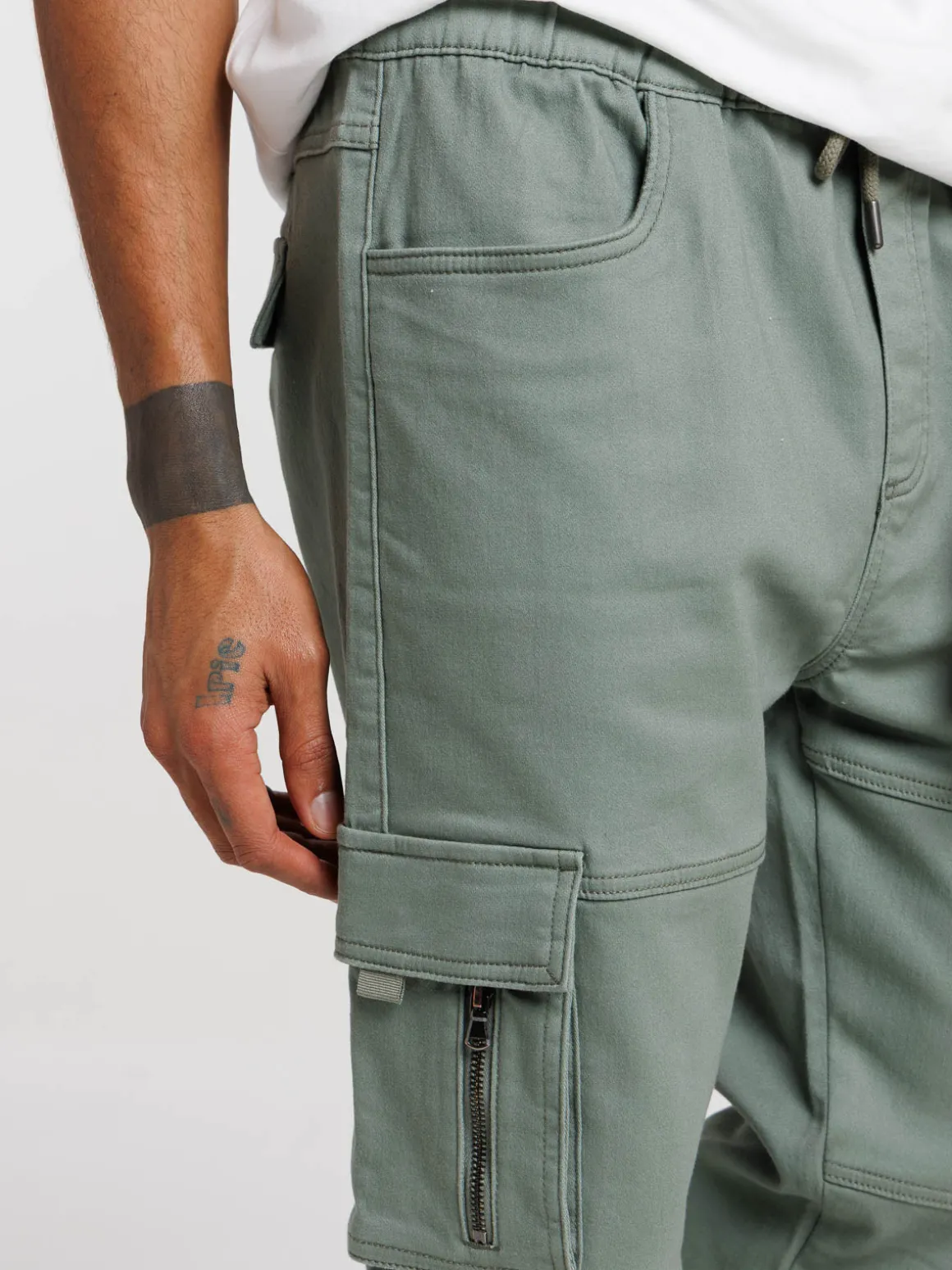 Pantalon cargo coloris vert camou homme