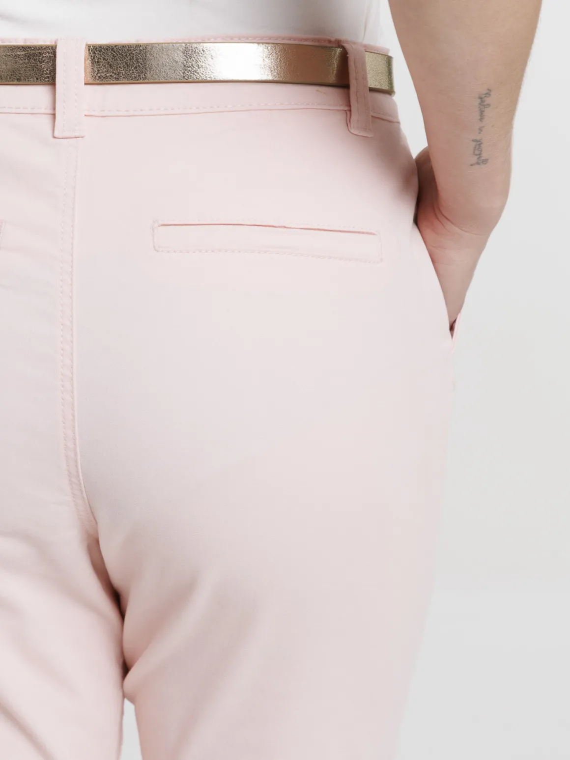 Pantalon chino femme ceinture dorée