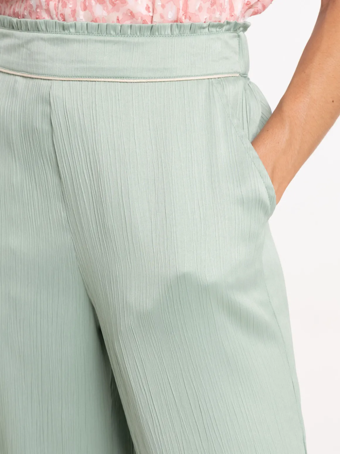 Pantalon effet plissé et satiné femme