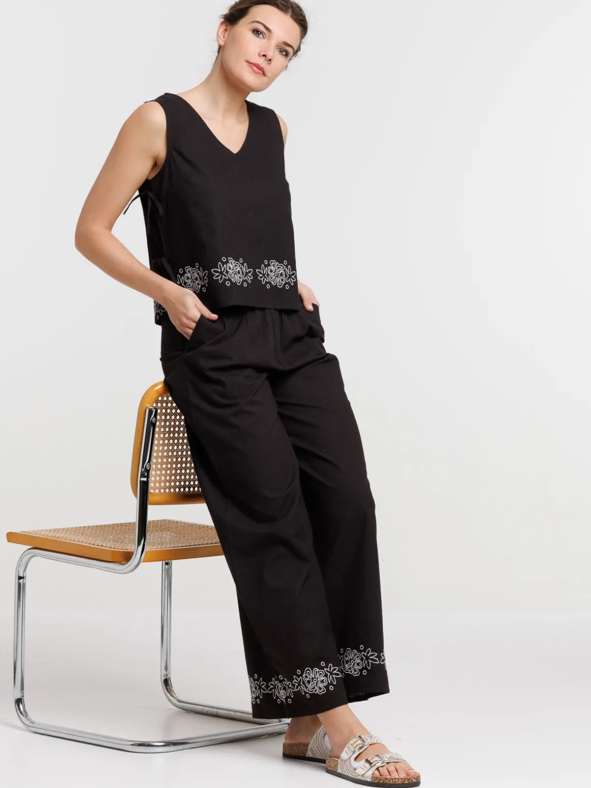 Pantalon femme noir fleurs brodées