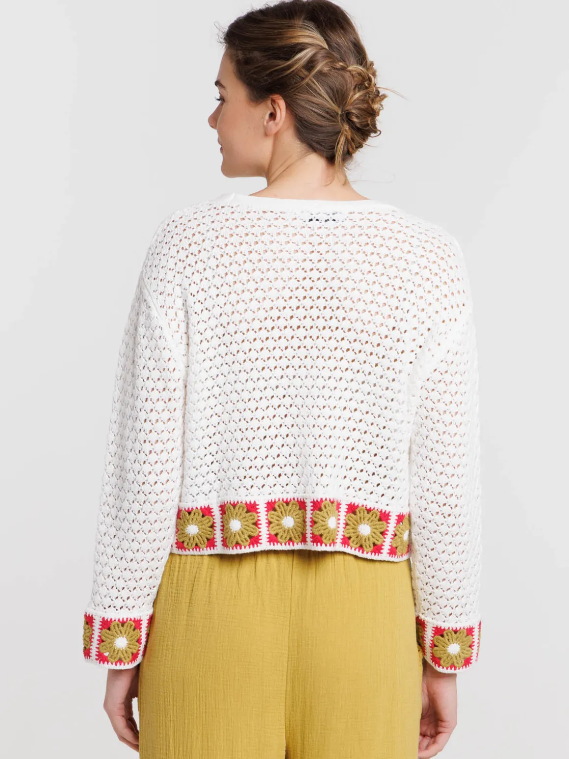 Pull crochet motifs colorés femme