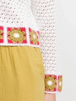 Pull crochet motifs colorés femme