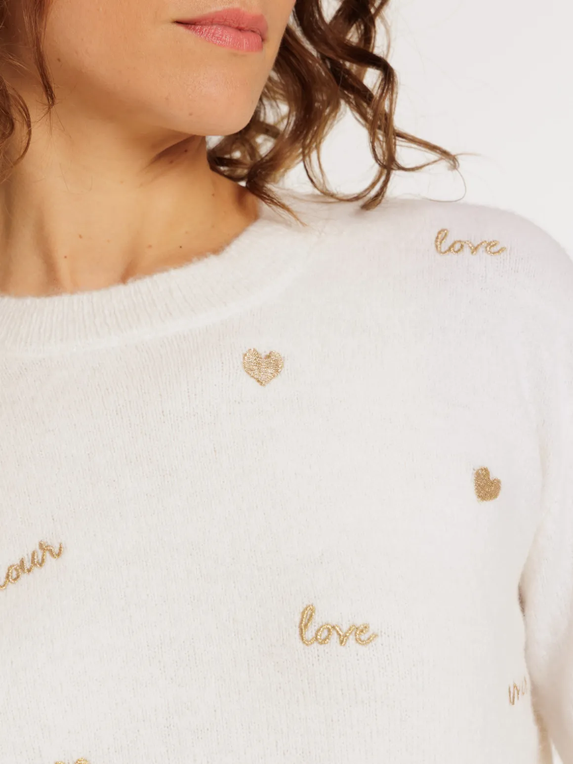 Pull femme coeurs et message brodés