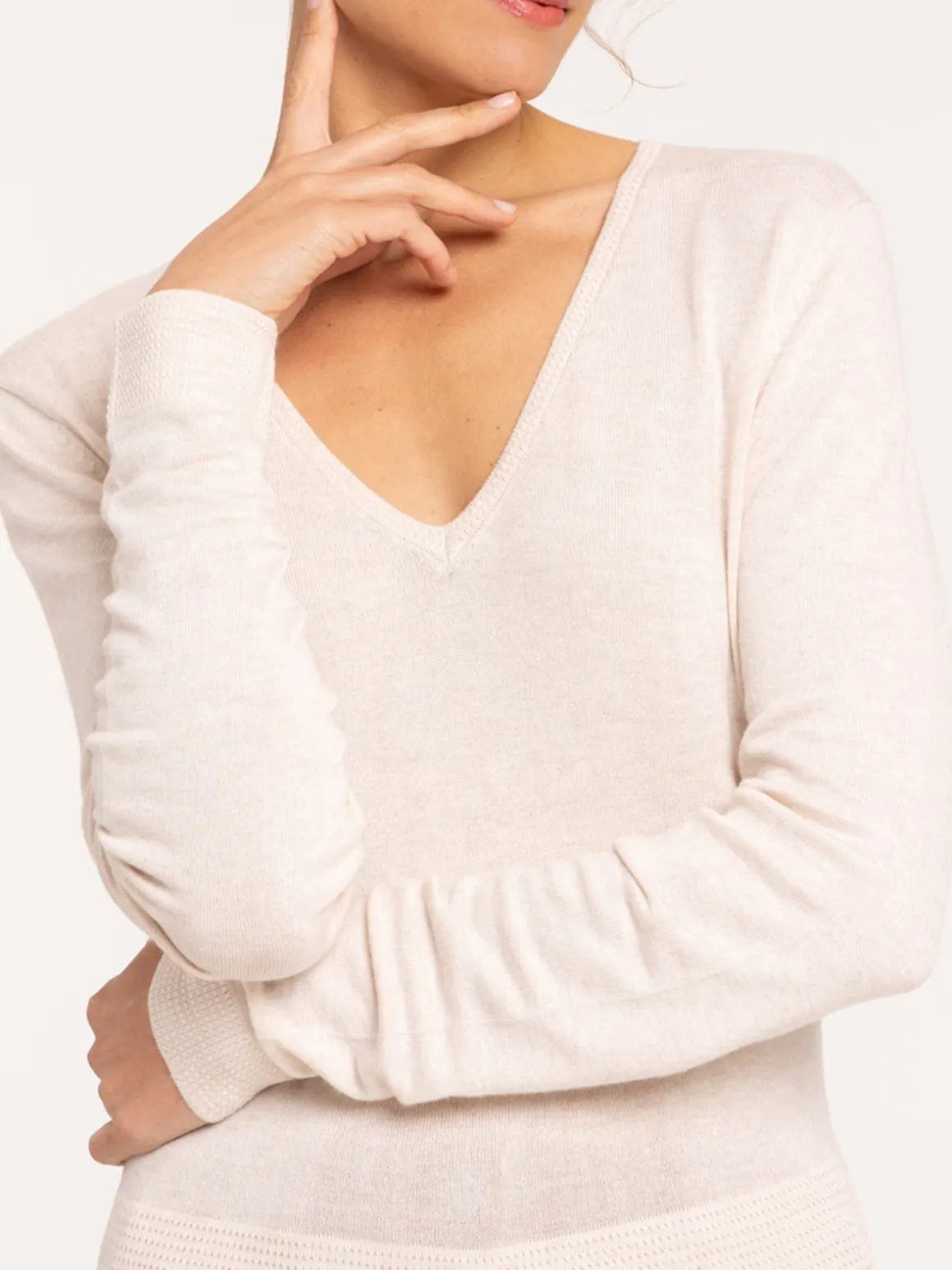 Pull fin col V crème grisée femme