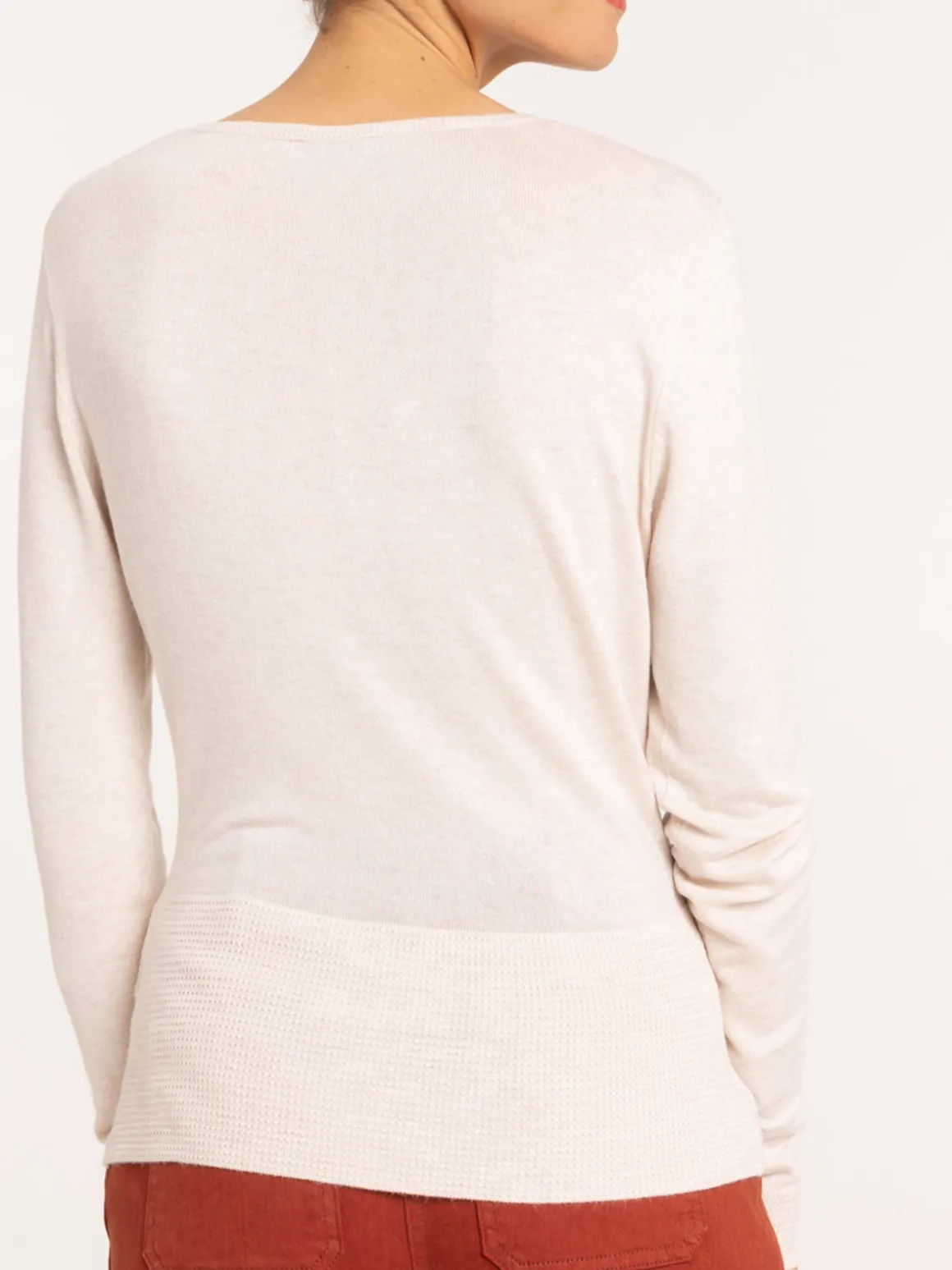 Pull fin col V crème grisée femme