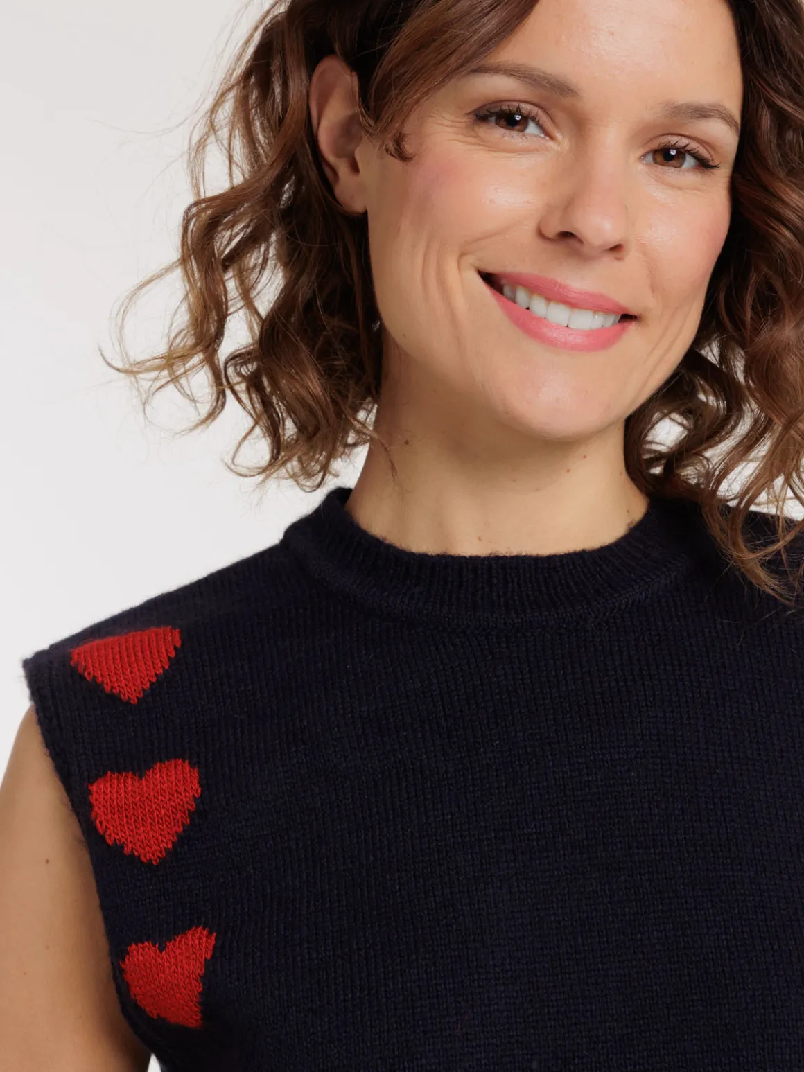 Pull sans manches coeurs rouges femme