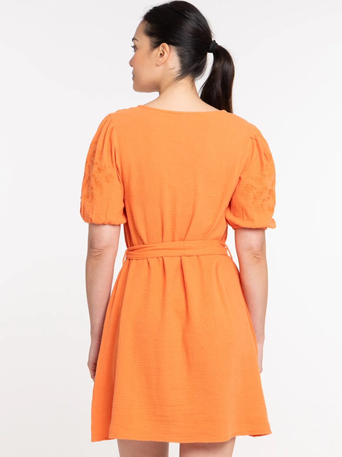 Robe courte broderies manches femme