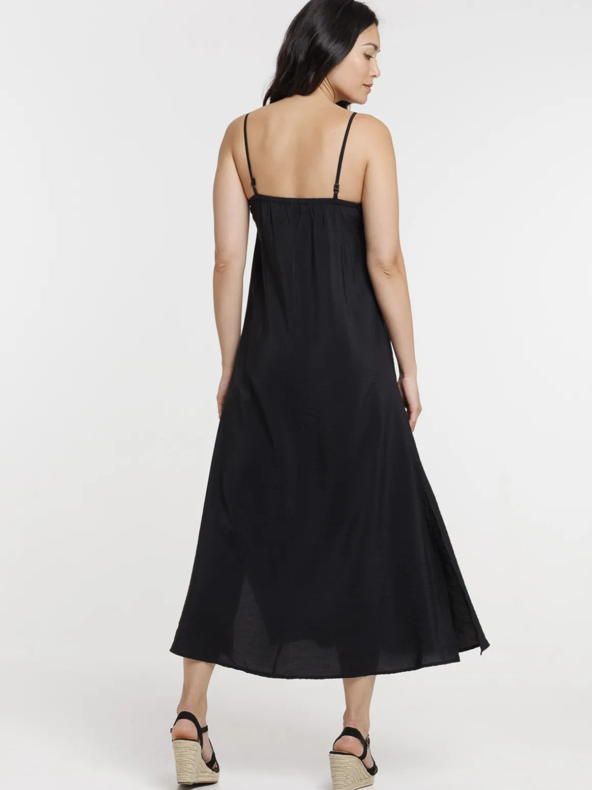 Robe longue satinée noire femme