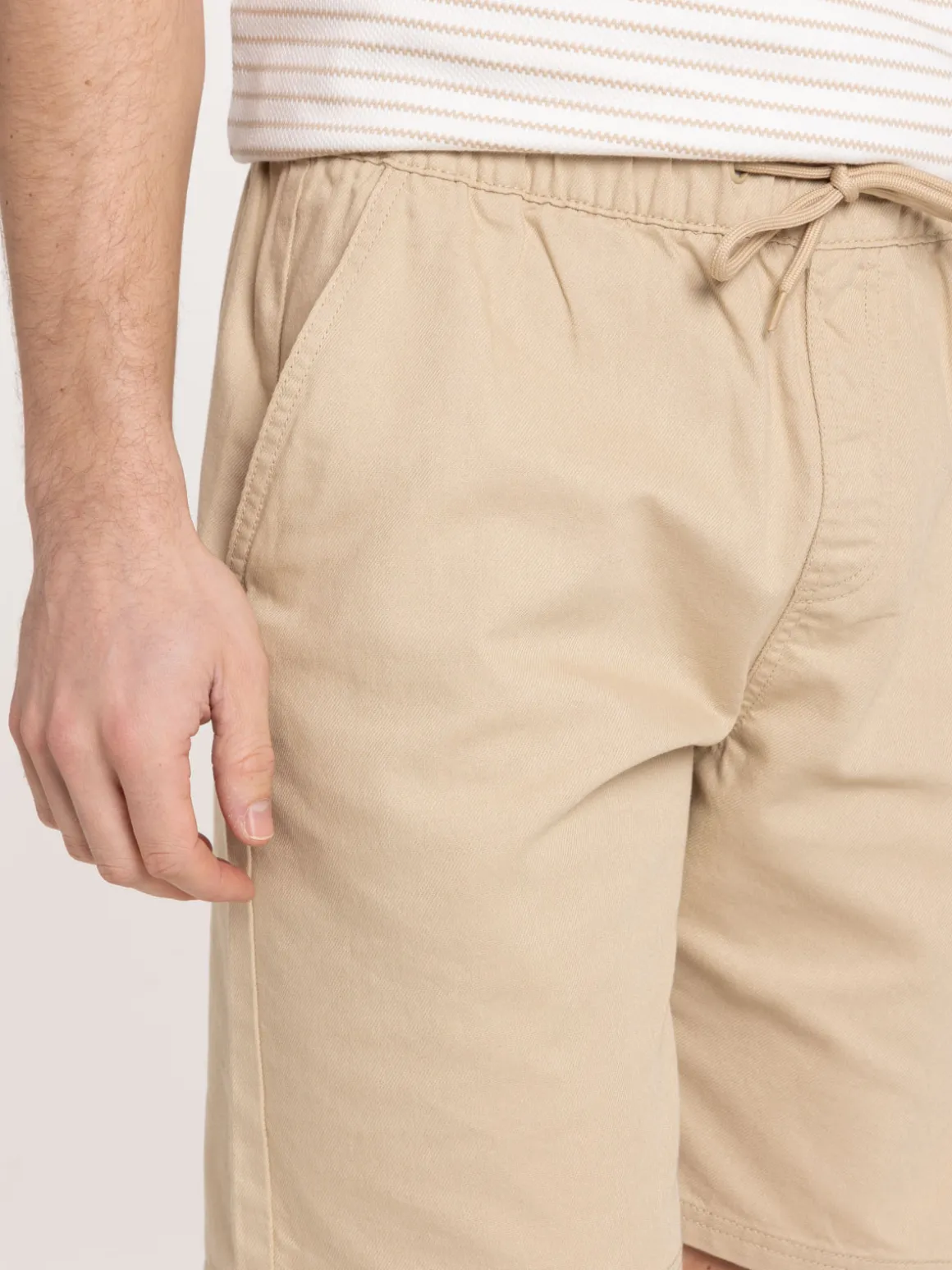 Short coloris désert homme