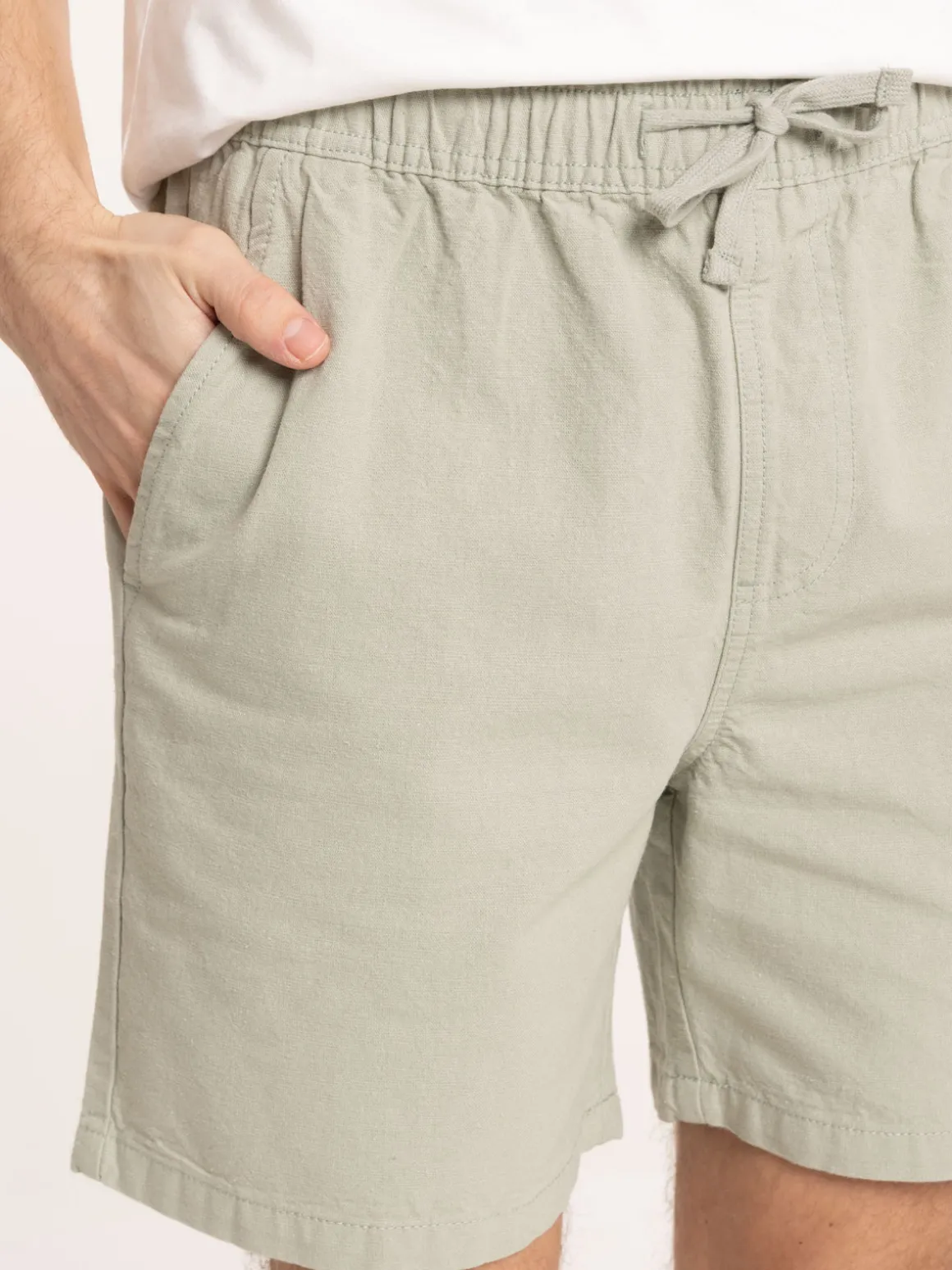 Short coloris sauge homme