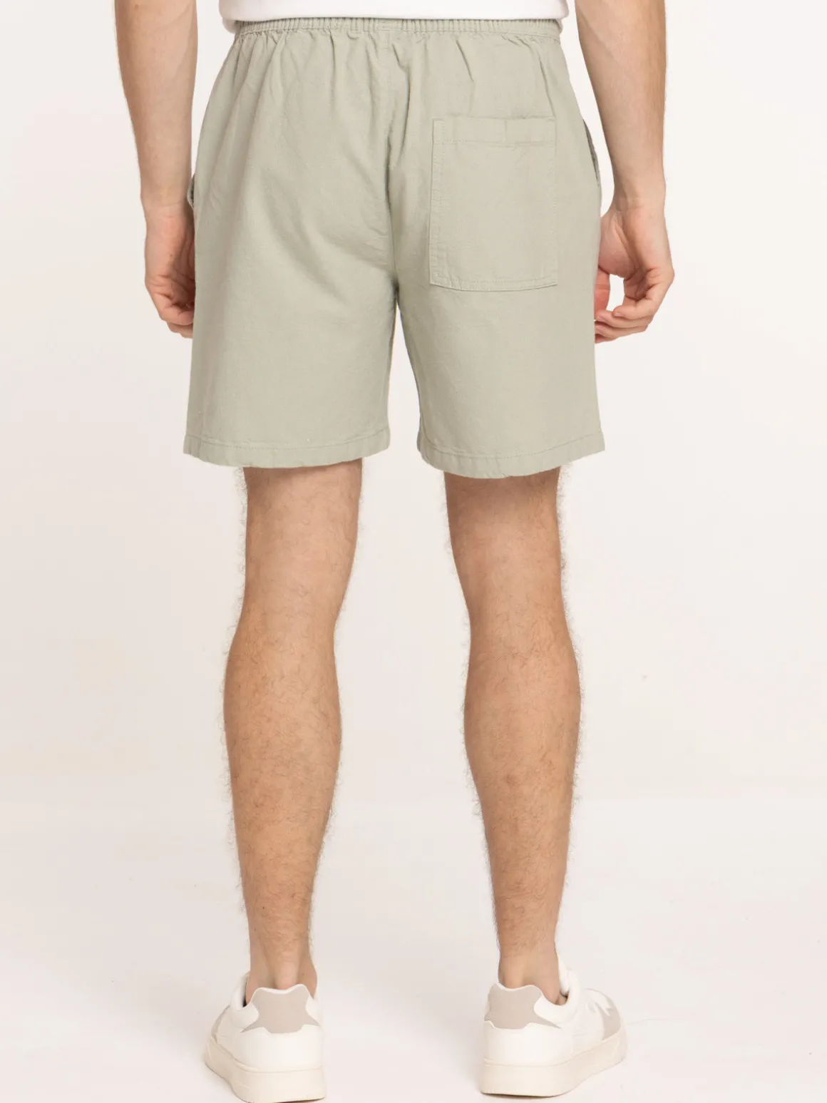Short coloris sauge homme