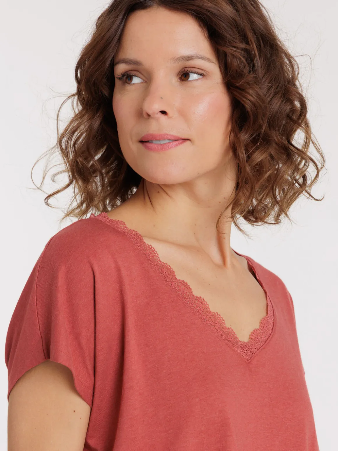 Tee-shirt col V dentelle marsala femme