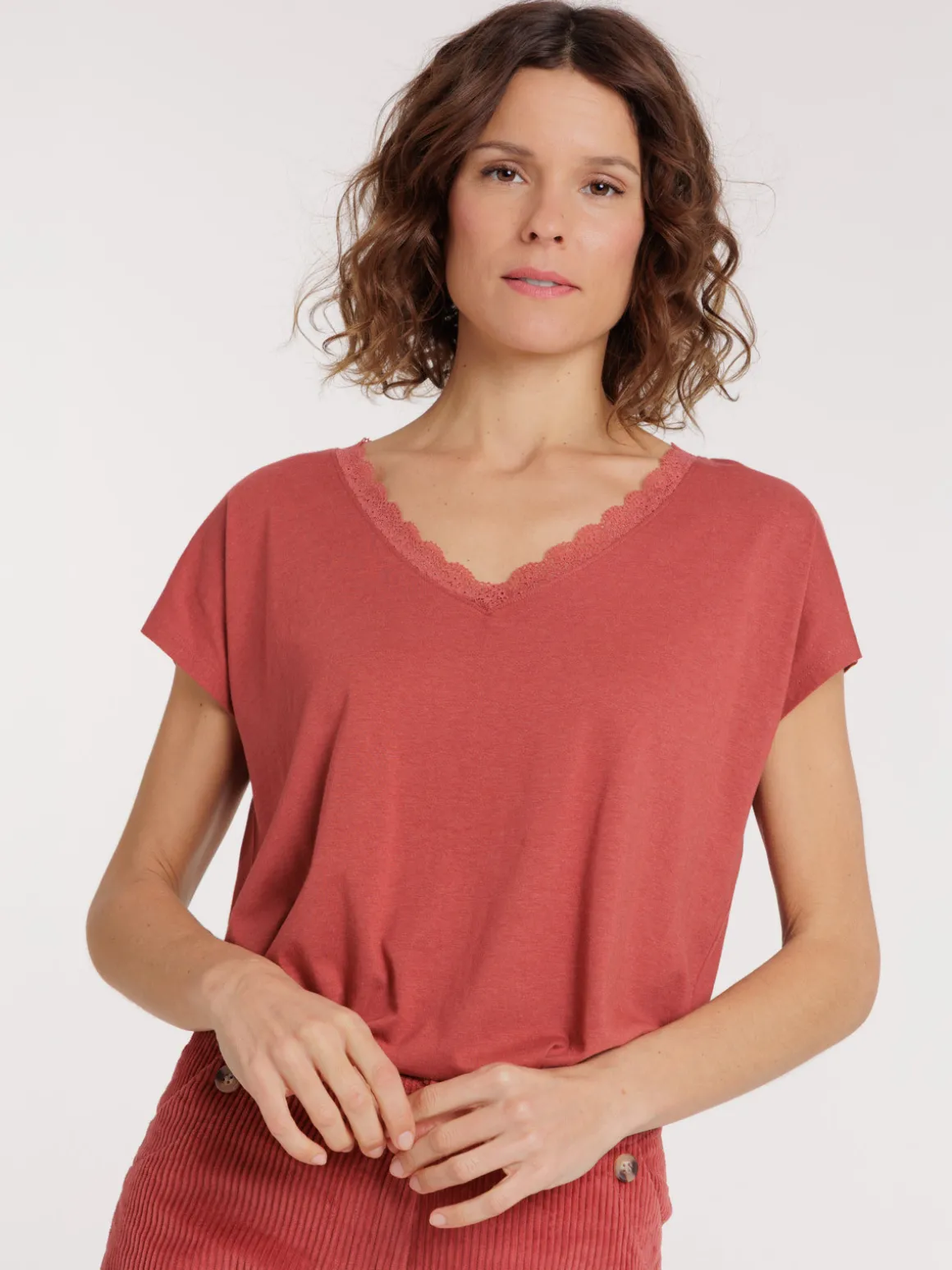 Tee-shirt col V dentelle marsala femme