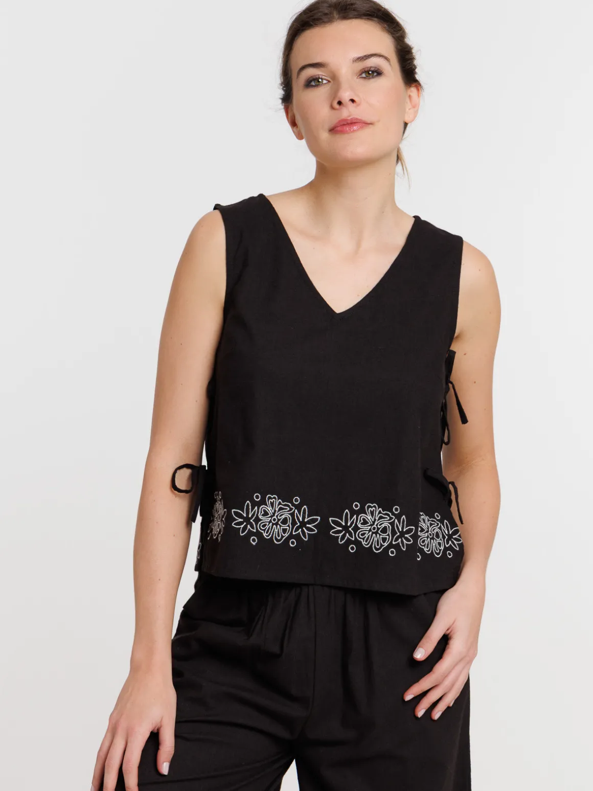 Top noir femme noeud sur les côtés