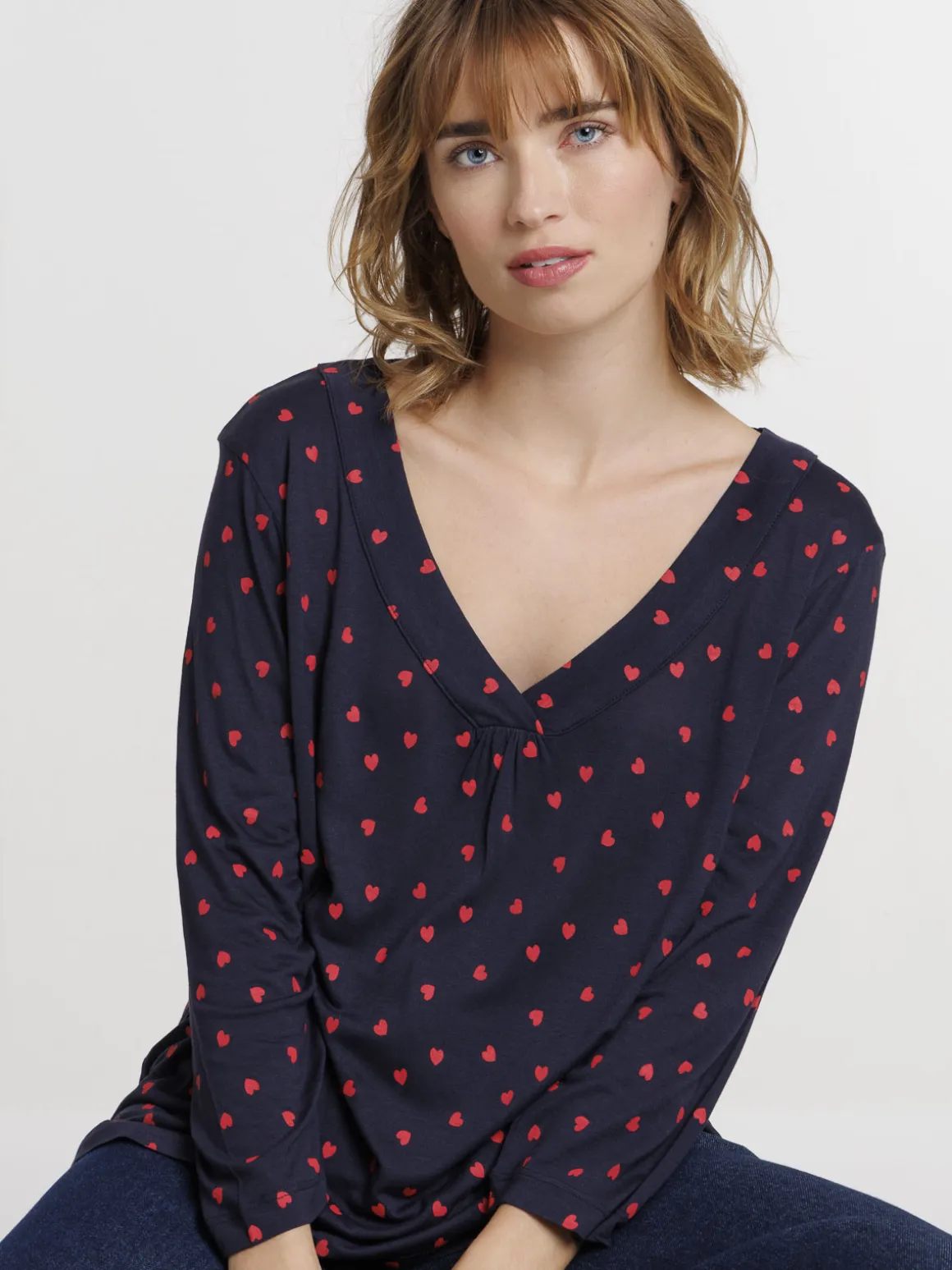 T-shirt col V motif coeur femme