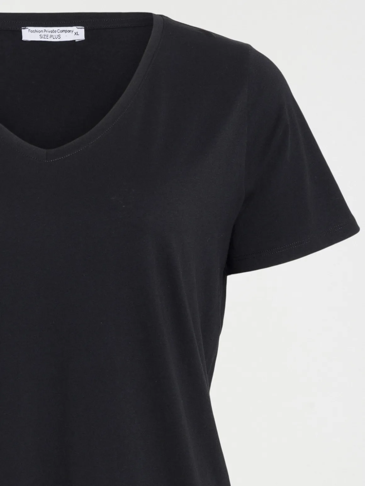 T-shirt col V noir grande taille femme