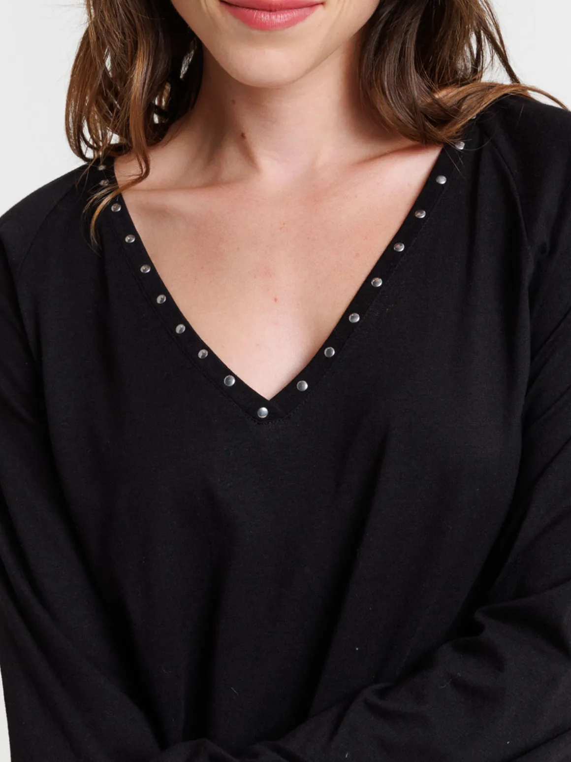 T-shirt col V studs noir femme