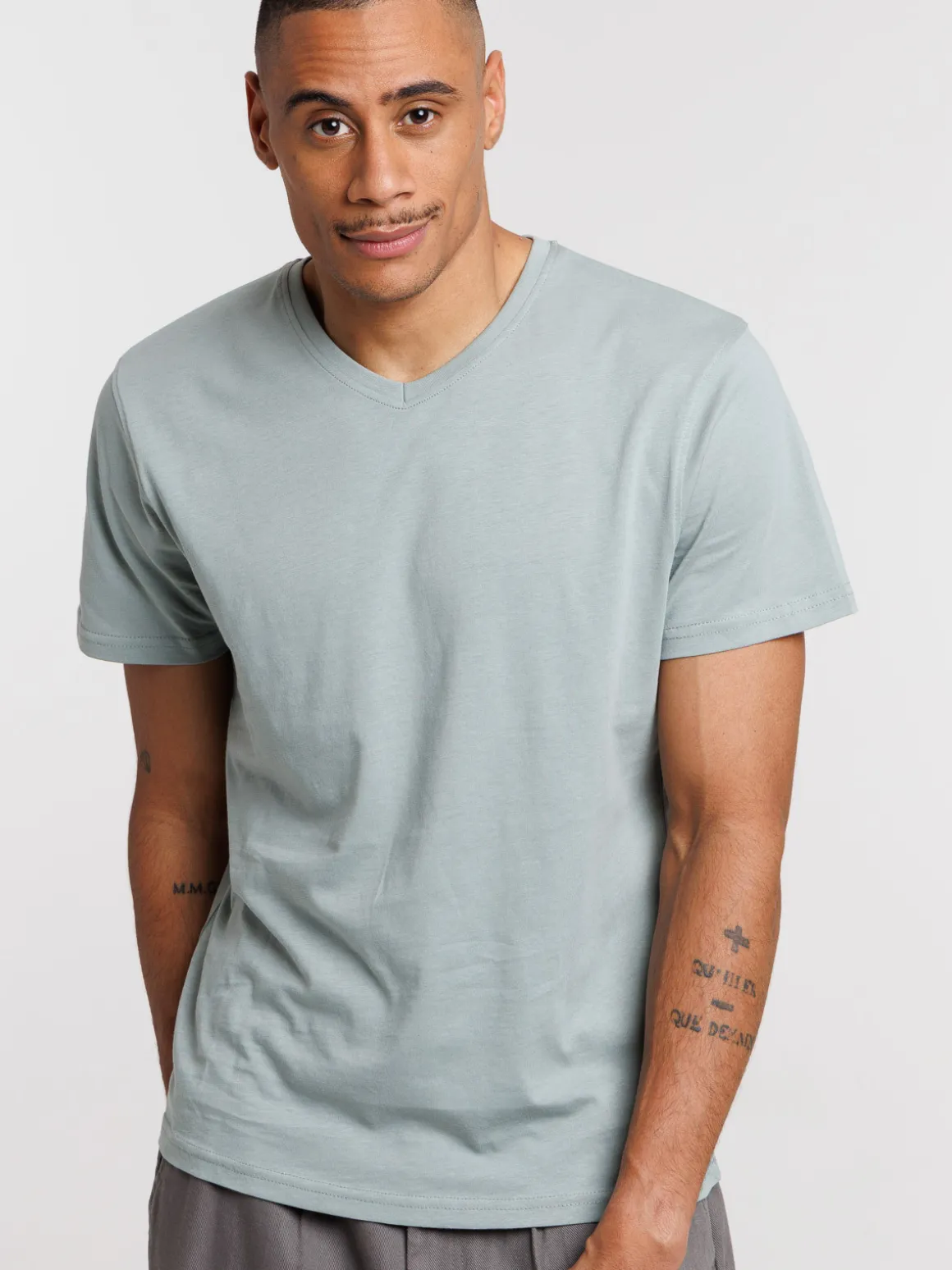 T-shirt col V uni homme