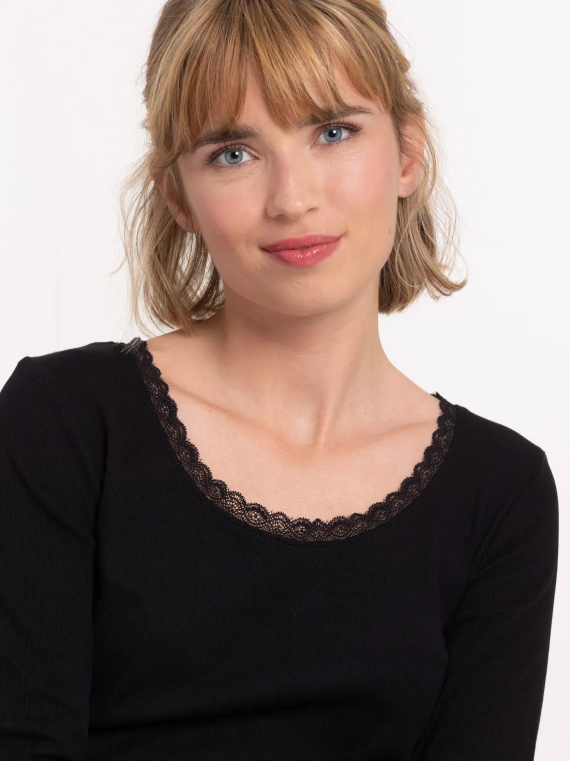 T-shirt noir col rond dentelle femme
