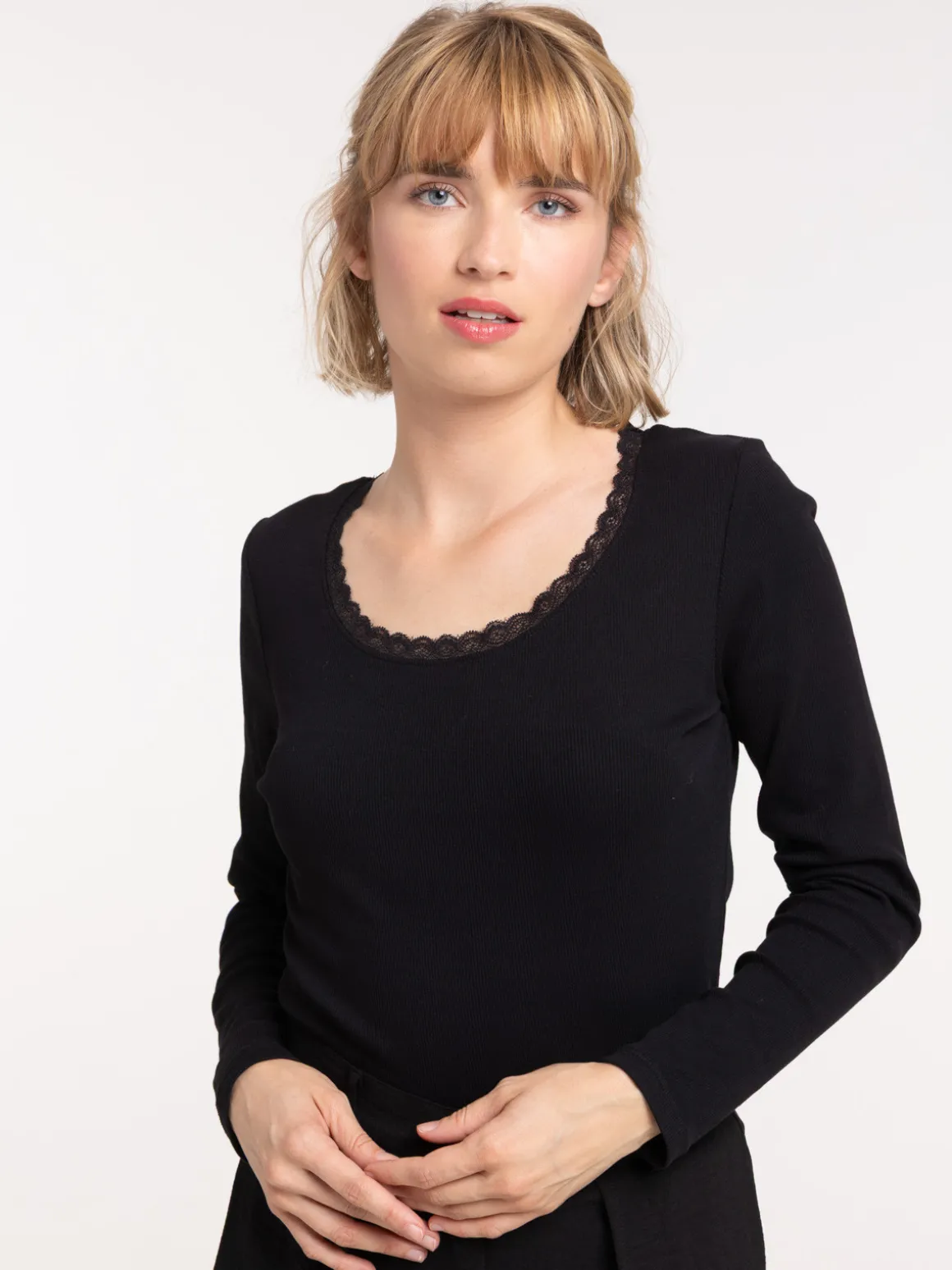 T-shirt noir col rond dentelle femme