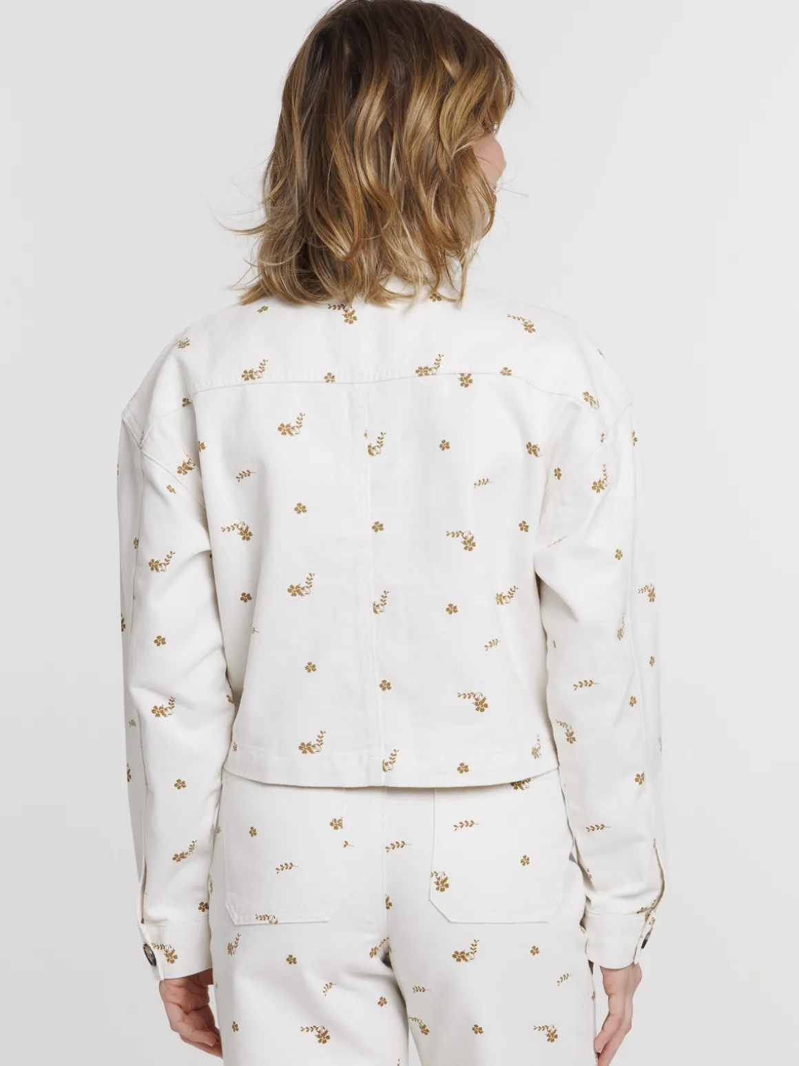 Veste courte écru à motif femme