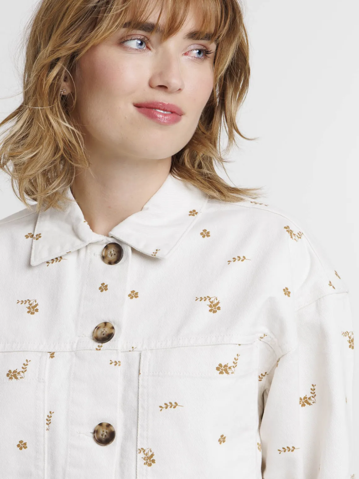 Veste courte écru à motif femme